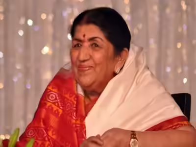 The unheard promise late Lata Mangeshkar made to V. Shantaram: Here's why Lata Mangeshkar declined Hrishikesh Mukherjee’s offer to compose for 'Anand'