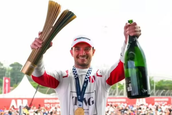 Sao Paulo E-Prix winner Jake Dennis promises girlfriend Lexi Grace Boosey a special victory treat for their pet dog | Formula - E News