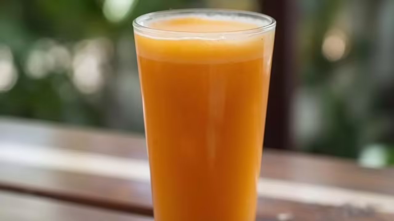 Carrot juice with coconut milk benefits for nutrient absorption