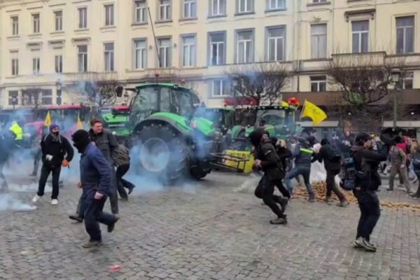 EU Delays Mercosur Trade Deal Amid Fiery Farmer Protests in Brussels