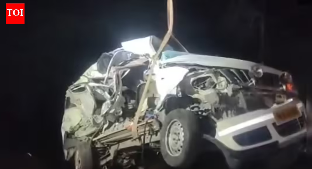 Tamil Nadu highway crash: 9 dead, 10 injured as Chennai-bound bus rams 2 cars | Chennai News