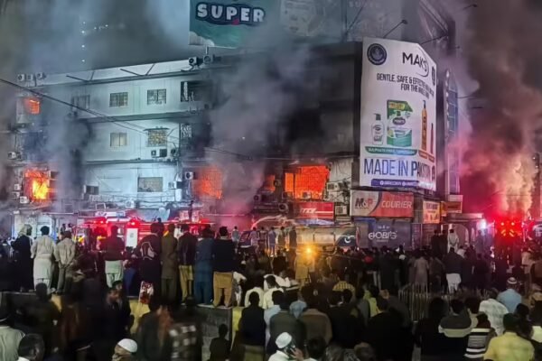 Massive blaze at Karachi mall: Firefighter among six killed, many feared trapped - video