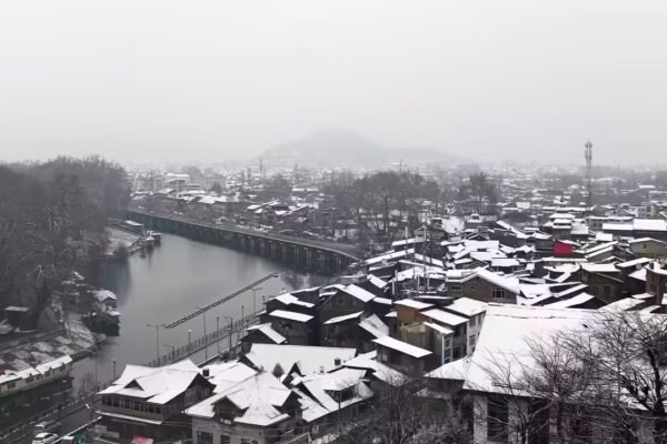 Srinagar wakes to white as snow shuts Kashmir’s highways, grounds flights | Srinagar News