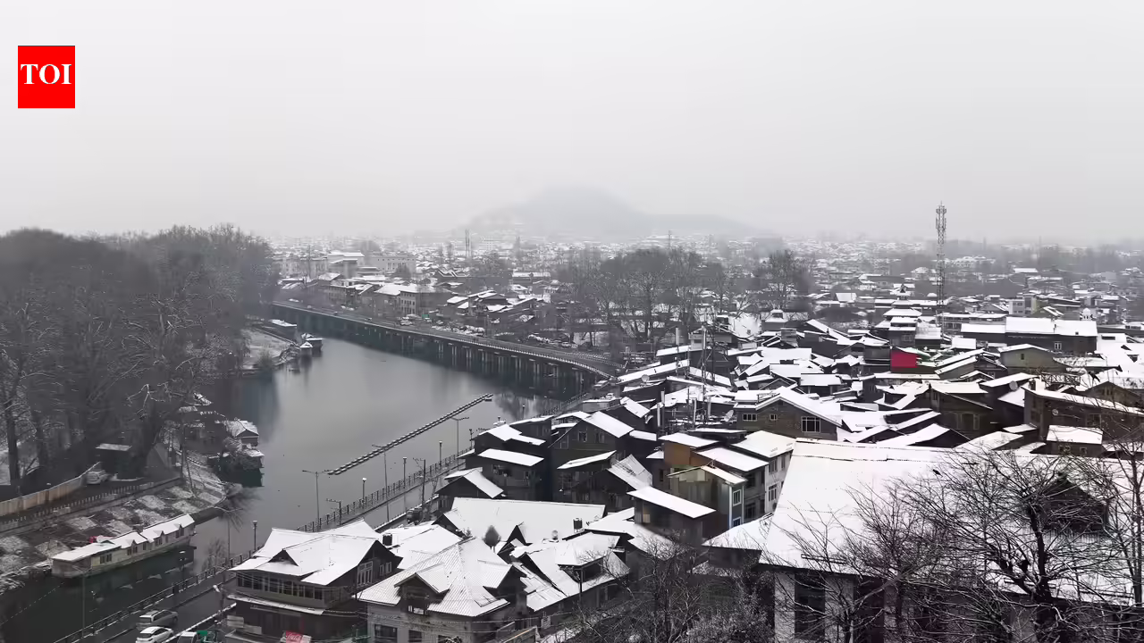 Srinagar wakes to white as snow shuts Kashmir’s highways, grounds flights | Srinagar News