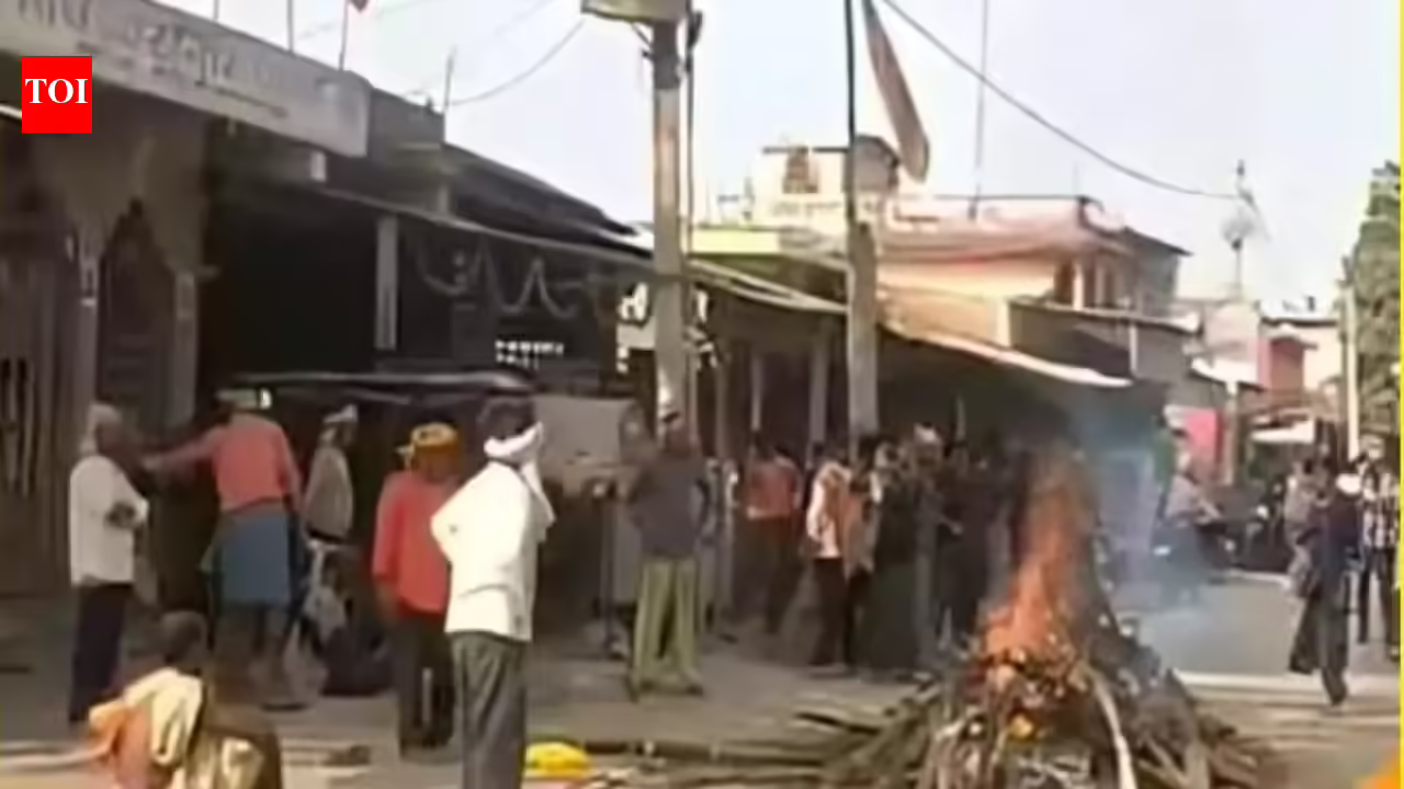 Denied access to funeral ground, Dalits light pyre on Bihar road | Patna News